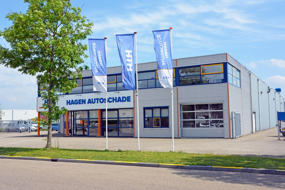 Pand van HTH Automotive met gevelreclame