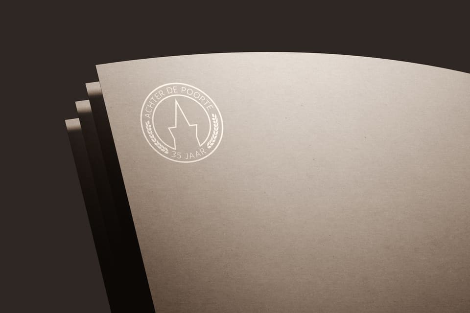 Logo van Achter de Poorte op papier