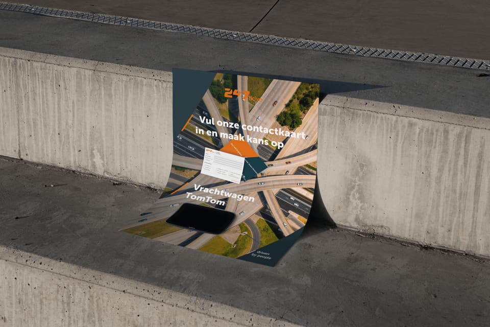 Poster van 24/7 Drive op een betonnen trap